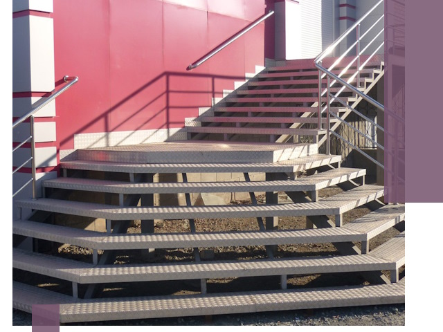 Лестницы для магазина в Ноябрьске — изготовление и монтаж